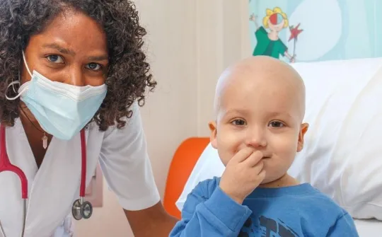 Ребенок на консультации у специалиста госпиталя SJD Barcelona Children’s Hospital