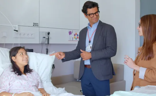 Andrés Morales with a patient at the SJD Barcelona Children’s Hospital