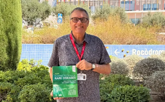 Francesc Palau with the rare diseases Nelson guide Francesc Palau rare diseases Nelson SJD Barcelona