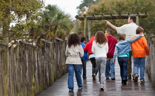 Imatge de recurs d'infants a la natura natura benestar infants adolescents