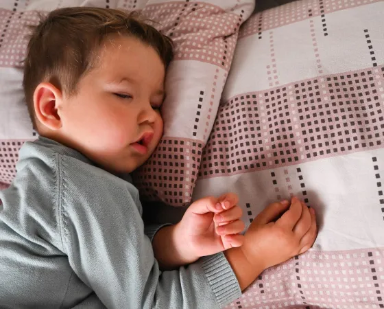Niño duerme en su cama, case study Sant Joan de Déu Barcelona Niño duerme en su cama, case study Sant Joan de Déu Barcelona