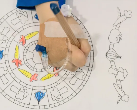 Imatge de detall d'un nen ingressat pintant un mandala Imatge de detall d'un nen ingressat pintant un mandala en un taller d'artteràpia de l'Hospital Sant Joan de Déu