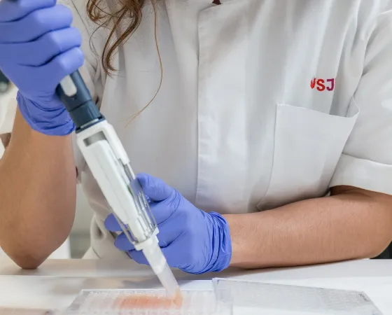 Técnica del Laboratorio de Oncología del Hospital Sant Joan de Déu Barcelona Técnica del Laboratorio de Oncología del Hospital Sant Joan de Déu Barcelona
