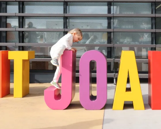 Un niño juega en la plaza exterior del Hospital Sant Joan de Déu Niño en exterior de Hospital Sant Joan de Déu
