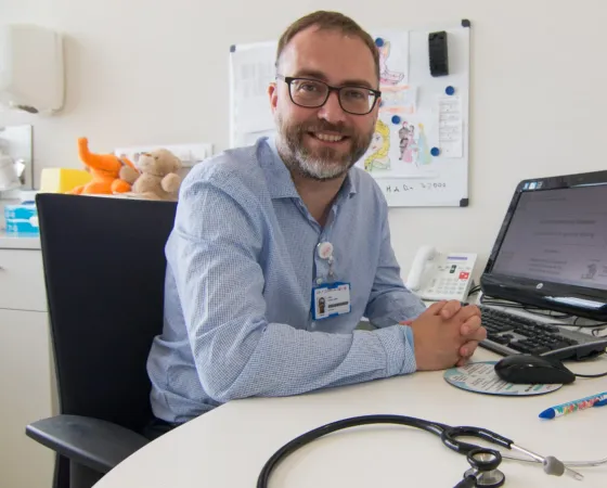 Profesional médico en la consulta, Hospital Sant Joan de Déu Barcelona Profesional médico en la consulta