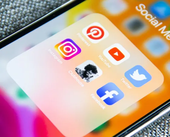 Iconos de redes sociales en un teléfono móvil Imagen genérica de redes sociales