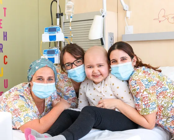 Paciente y enfermeras del SJD Pediatric Cancer Center Barcelona