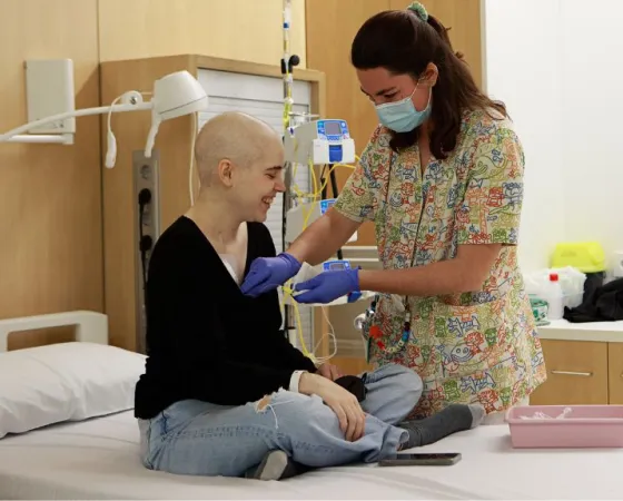 Pacient d'oncologia amb infermera - Hospital Sant Joan de Déu Barcelona Pacient d'oncologia amb infermera - Hospital Sant Joan de Déu Barcelona