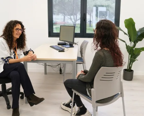 Gala Serrano, jefa del servicio de cuidados paliativos del ICO, con una paciente