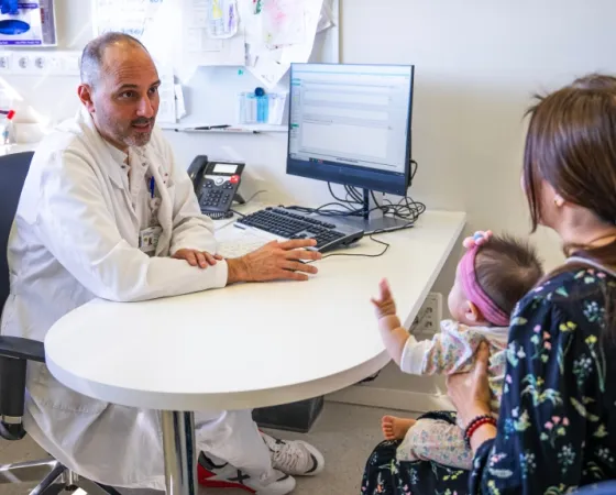 Un profesional en consulta en el Hospital Sant Joan de Déu Un profesional en consulta en el Hospital Sant Joan de Déu