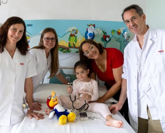 Visita de l'equip de Cardiologia a una pacient a la seva habitació de l'Hospital Sant Joan de Déu Barcelona
