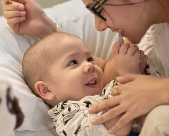 Paciente en el SJD Pediatric Cancer Center Barcelona con su madre Paciente en el SJD Pediatric Cancer Center Barcelona con su madre
