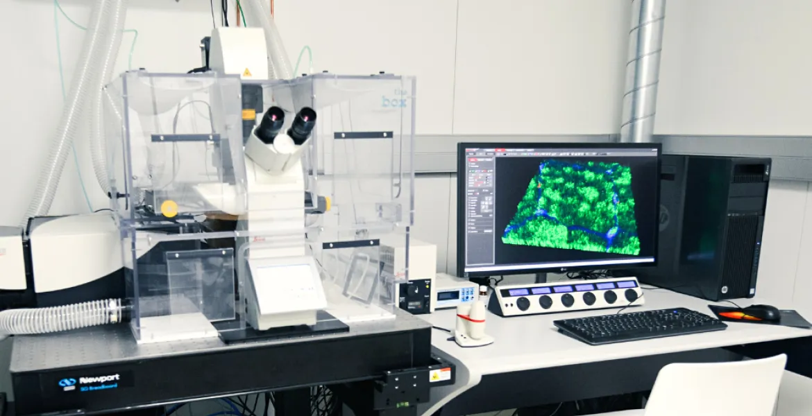 Laboratorio de microscopia confocal del Hospital Sant Joan de Déu Barcelona Detalle del laboratorio de microscopia confocal del Hospital Sant Joan de Déu Barcelona