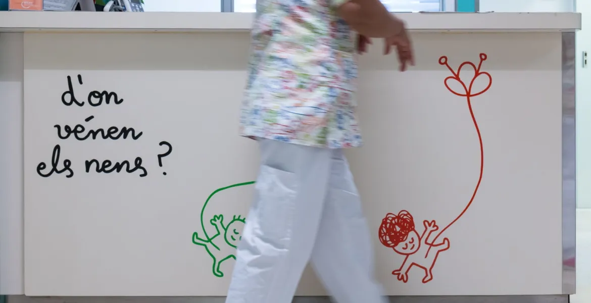Una enfermera pasa por delante de un mostrador del Hospital Sant Joan de Déu Barcelona