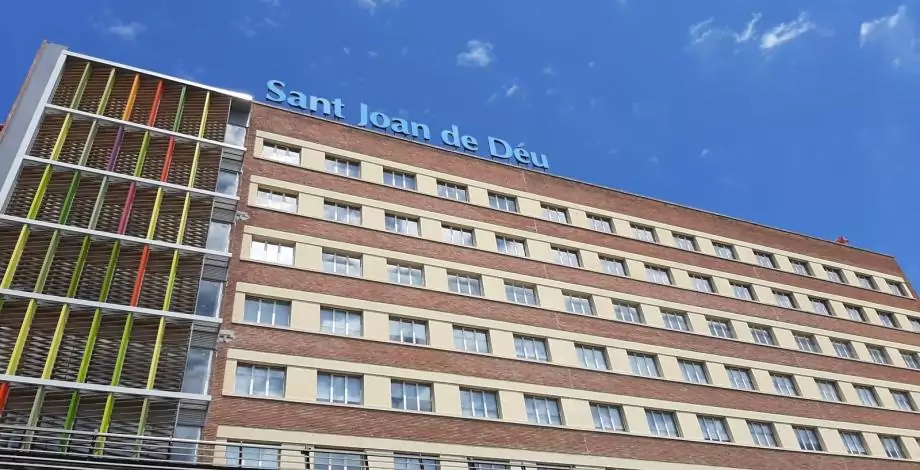 Fachada Hospital Sant Joan de Déu, alt: Fotografía de 2022 de la fachada del Hospital Sant Joan de Déu Barcelona