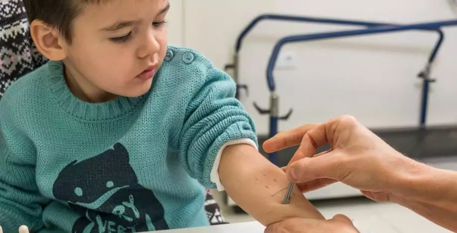 Prueba de alergia a un niño en el Servicio de Alergia e Inmunología Clínica del Hospital Sant Joan de Déu Barcelona