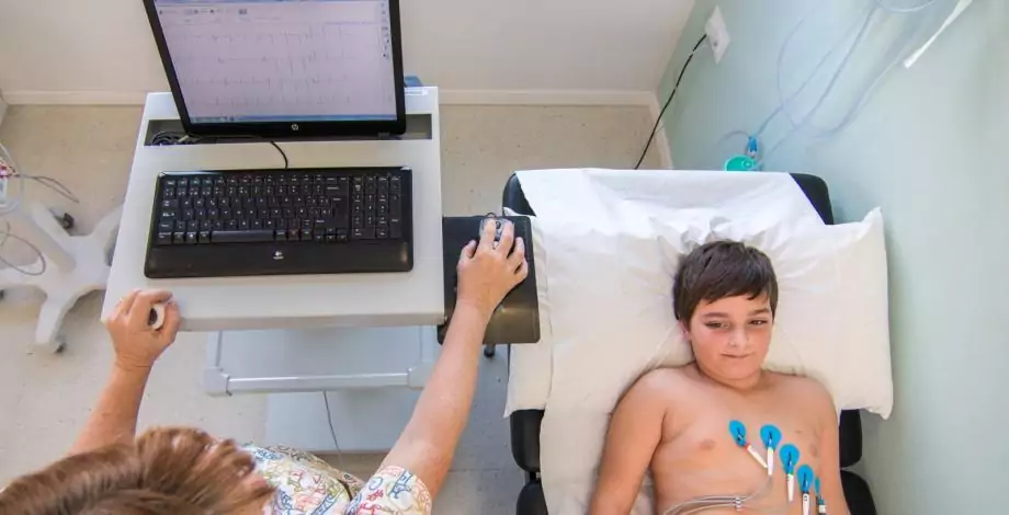 Enfermera especializada realiza un electrocardiograma un paciente en el Hospital Sant Joan de Déu Barcelona