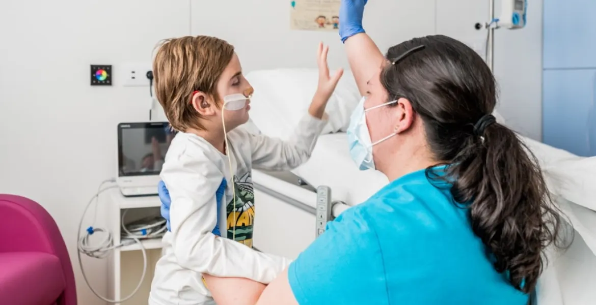 Especialista en rehabilitación atiende a un paciente en la Casa de Sofía del Hospital Sant Joan de Déu