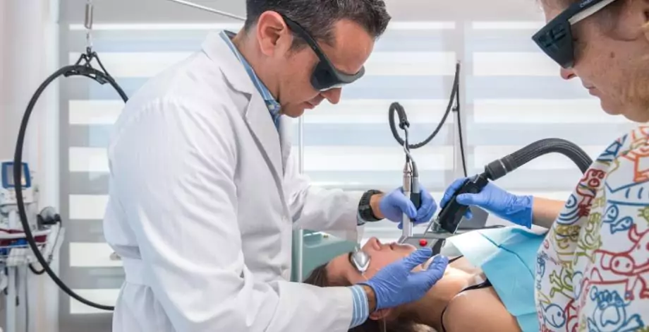 Un dermatólogo aplica la técnica del láser cutáneo para lesiones en la piel en el Hospital Sant Joan de Déu Barcelona