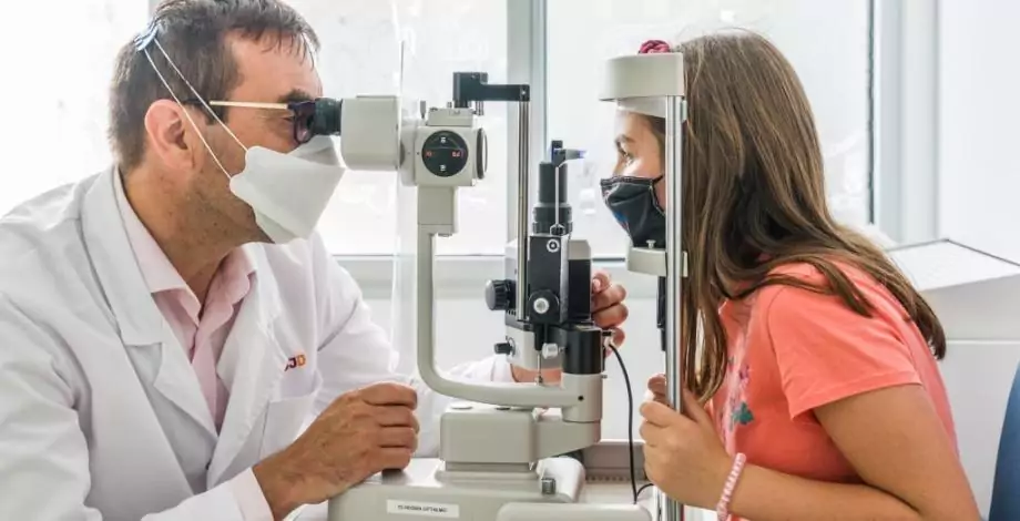 Un oftalmólogo pediátrico explora la vista de una paciente con distrofia de retina en el Hospital Sant Joan de Déu Barcelona