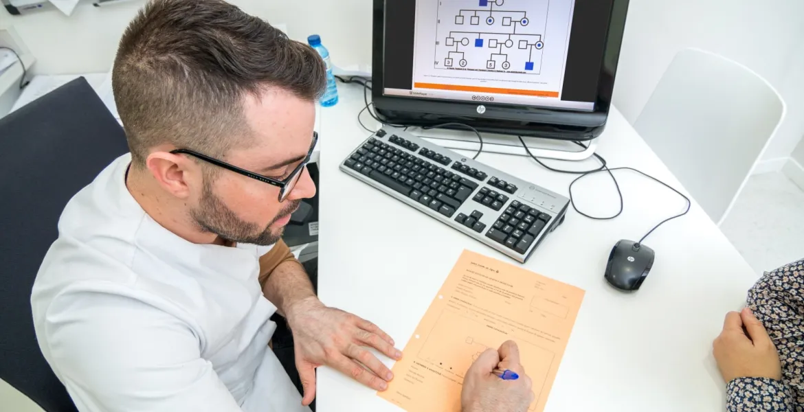 Un dels professionals de l'equip de genètica, durant una consulta a l'Hospital Sant Joan de Déu Barcelona