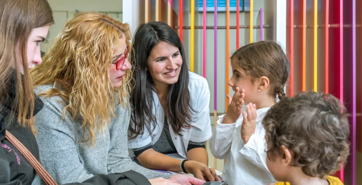 Família espera en una sala al costat de la seva gestora de casos a l'Hospital Sant Joan de Déu Barcelona
