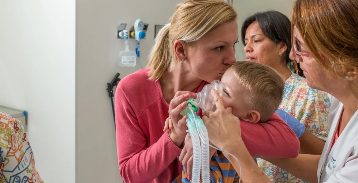 Un pacient amb la seva mare abans d'un procediment de gastroenterologia a l'Hospital de dia de Sant Joan de Déu Barcelona