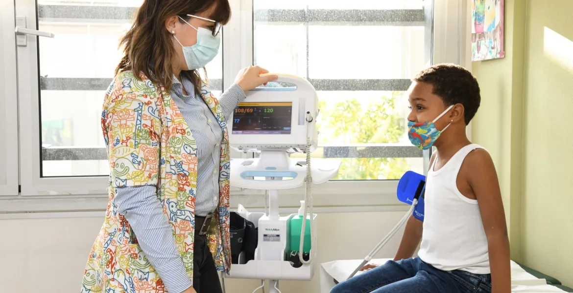 Un paciente siendo atendido en una consulta de hematología pediátrica del Hospital de día de Sant Joan de Déu Barcelona