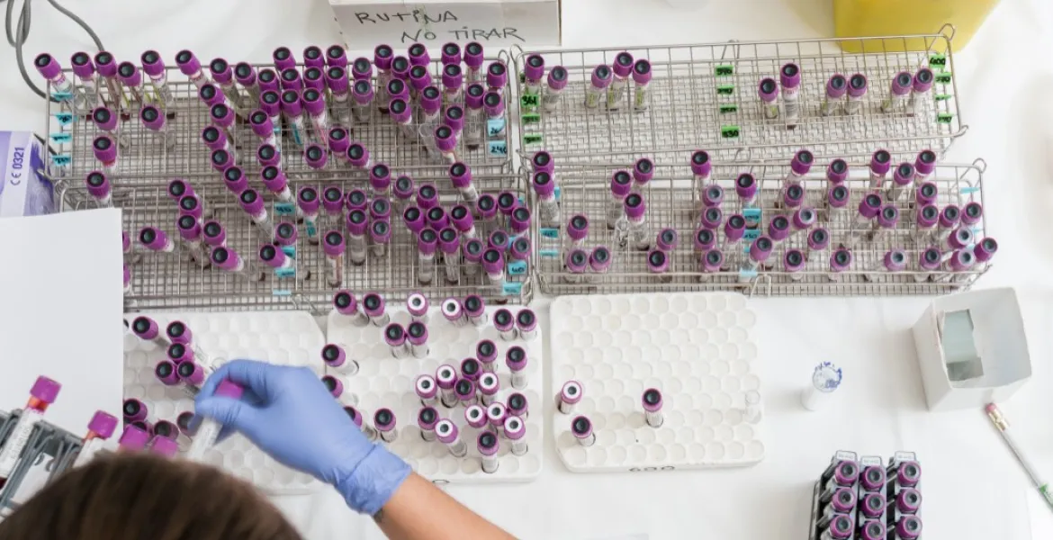 Análisis de muestras de extracción en el Laboratorio del Hospital Sant Joan de Déu Barcelona