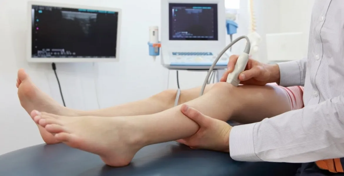Ecografía musculoesquelética a una paciente de medicina del deporte del Hospital Sant Joan de Déu Barcelona