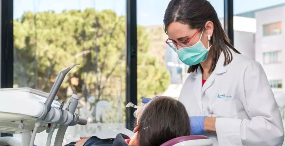 Una professional atès un pacient en les consultes d'odontologia i ortodòncia de l'Hospital Sant Joan de Déu Barcelona