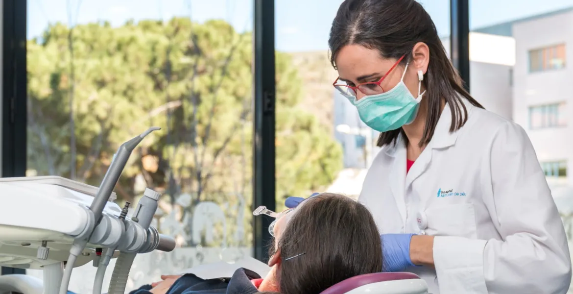 Consultas de odontología y ortodoncia del Hospital Sant Joan de Déu Barcelona Una profesional atendiendo a un paciente en las consultas de odontología y ortodoncia del Hospital Sant Joan de Déu Barcelona