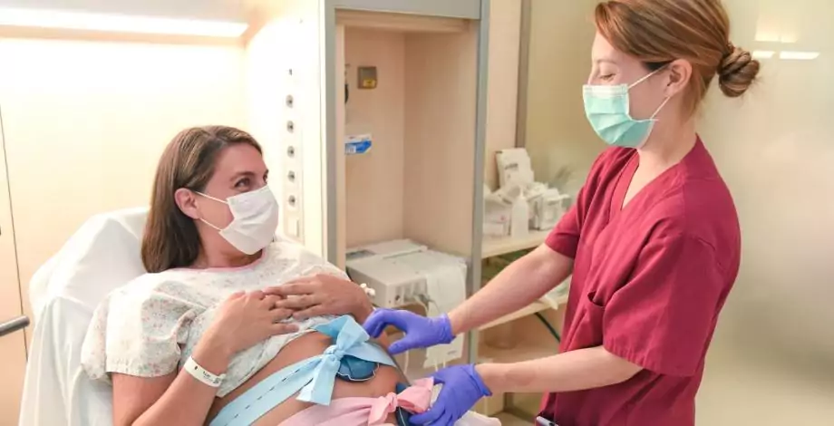 Pacient embarassada atesa en l'àrea de medicina matern fetal de l'Hospital Sant Joan de Déu Barcelona