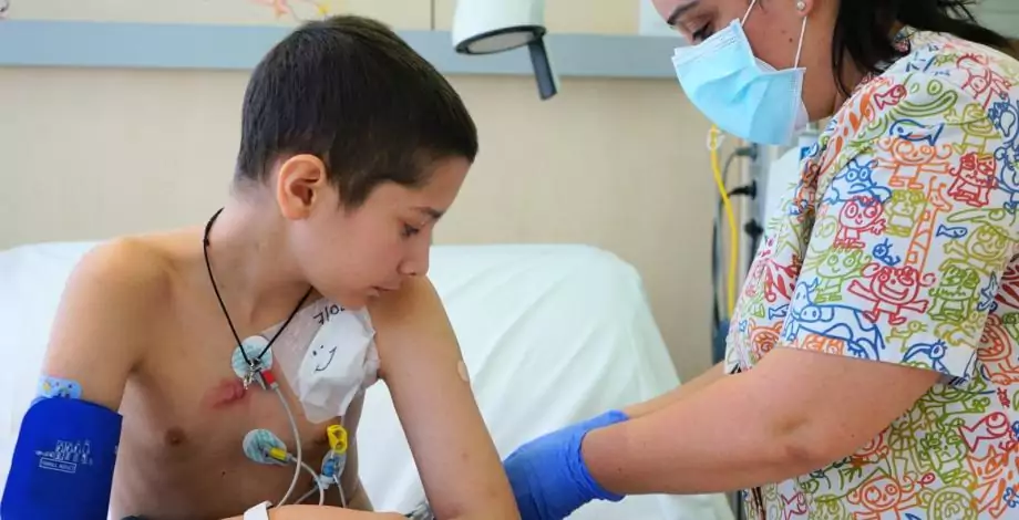 Un paciente de oncología infantil recibe tratamiento contra el cáncer en el Hospital Sant Joan de Déu Barcelona