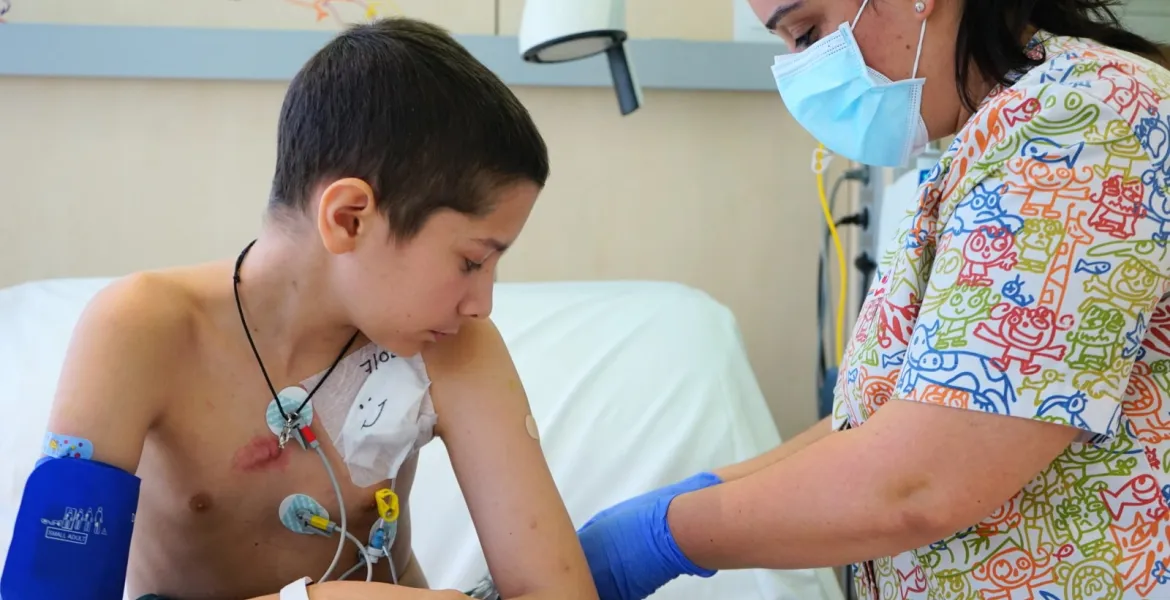 Un paciente de oncología infantil recibe tratamiento contra el cáncer en el Hospital Sant Joan de Déu Barcelona Un paciente de oncología infantil recibe tratamiento contra el cáncer en el Hospital Sant Joan de Déu Barcelona