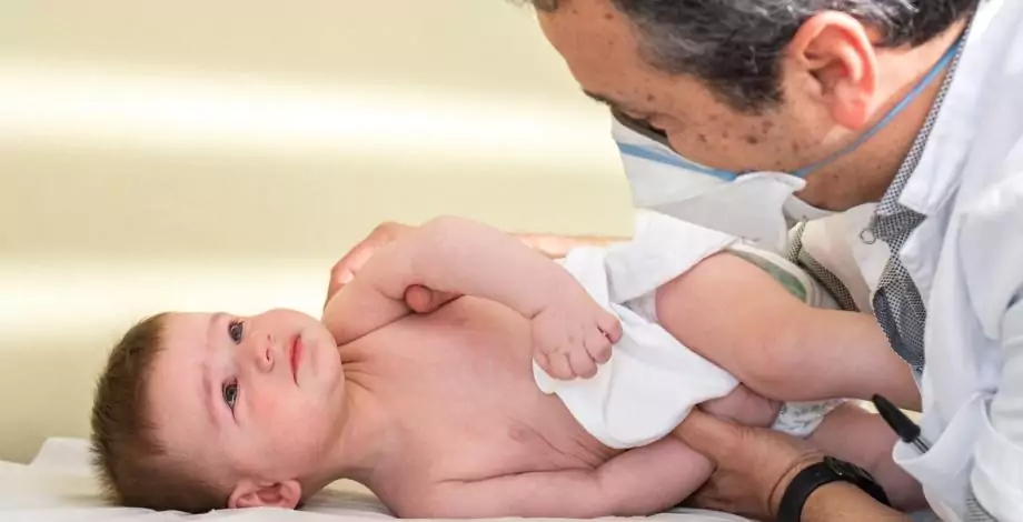 Un bebé visitado por un profesional de traumatología infantil del Hospital Sant Joan de Déu Barcelona