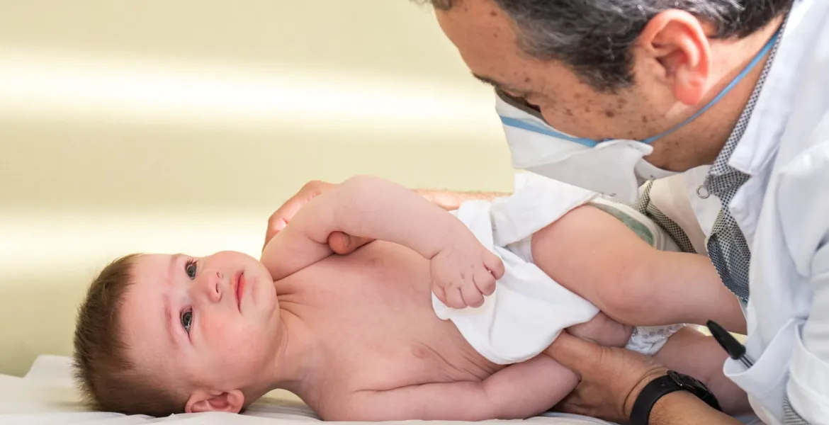 Un bebé visitado por un profesional de traumatología infantil del Hospital Sant Joan de Déu Barcelona Un bebé visitado por un profesional de traumatología infantil del Hospital Sant Joan de Déu Barcelona
