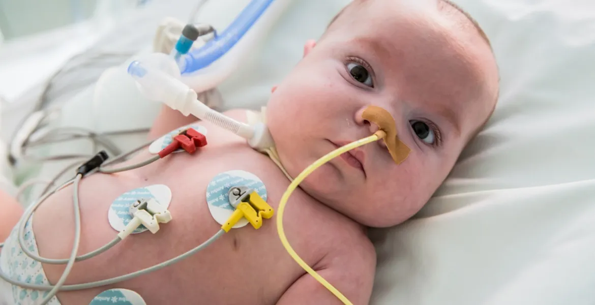 Bebé en el Área de Cuidados Intensivos Pediátricos del Hospital Sant Joan de Déu Barcelona Bebé en el Área de Cuidados Intensivos Pediátricos del Hospital Sant Joan de Déu Barcelona