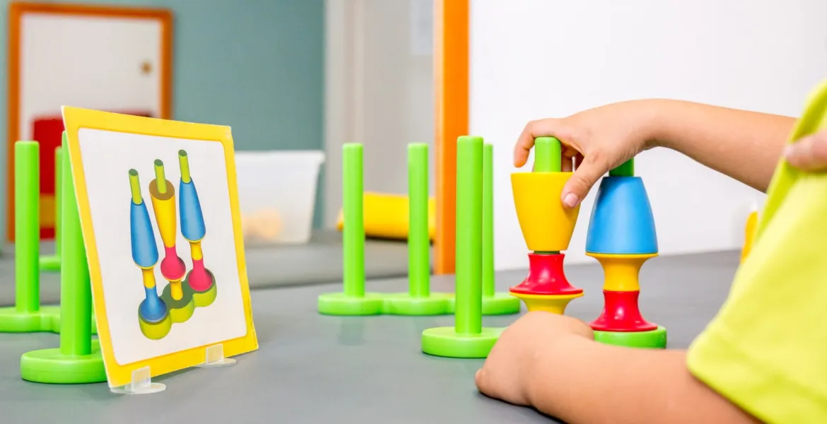 Estimulación precoz a un niño con un trastorno del movimiento en el Hospital Sant Joan de Déu Estimulación precoz a un niño con un trastorno del movimiento en el Hospital Sant Joan de Déu