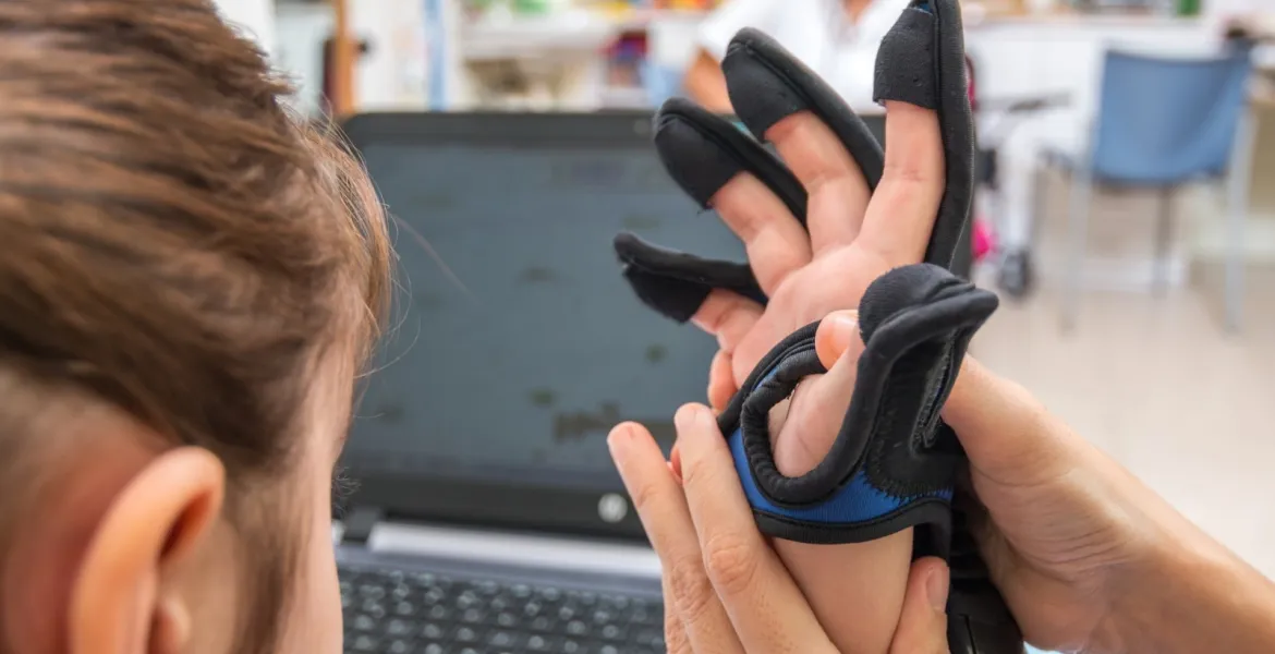 Una paciente realiza ejercicios de rehabilitación con ayuda de un dispositivo en el Hospital Sant Joan de Déu Barcelona Una paciente realiza ejercicios de rehabilitación con ayuda de un dispositivo en el Hospital Sant Joan de Déu Barcelona