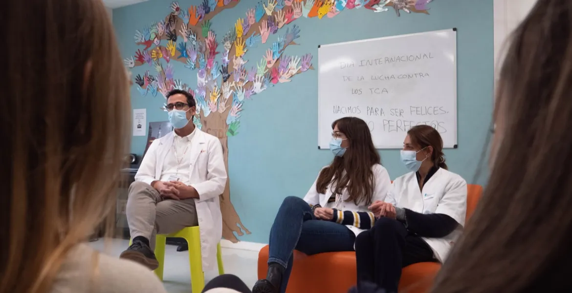 Un professional condueix una sessió grupal de salut mental infantil i juvenil a l'Hospital Sant Joan de Déu Barcelona Un professional condueix una sessió grupal de salut mental infantil i juvenil a l'Hospital Sant Joan de Déu Barcelona