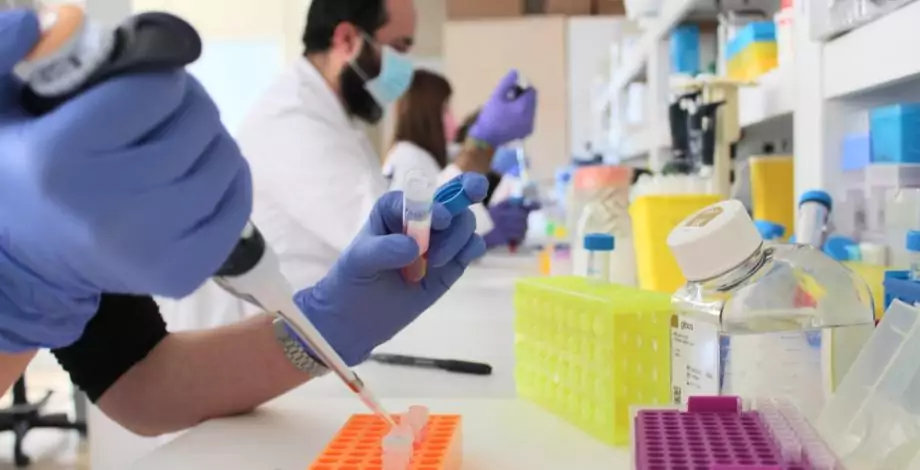 Equipo de laboratorio de investigación trabajando en el Hospital Sant Joan de Déu Barcelona
