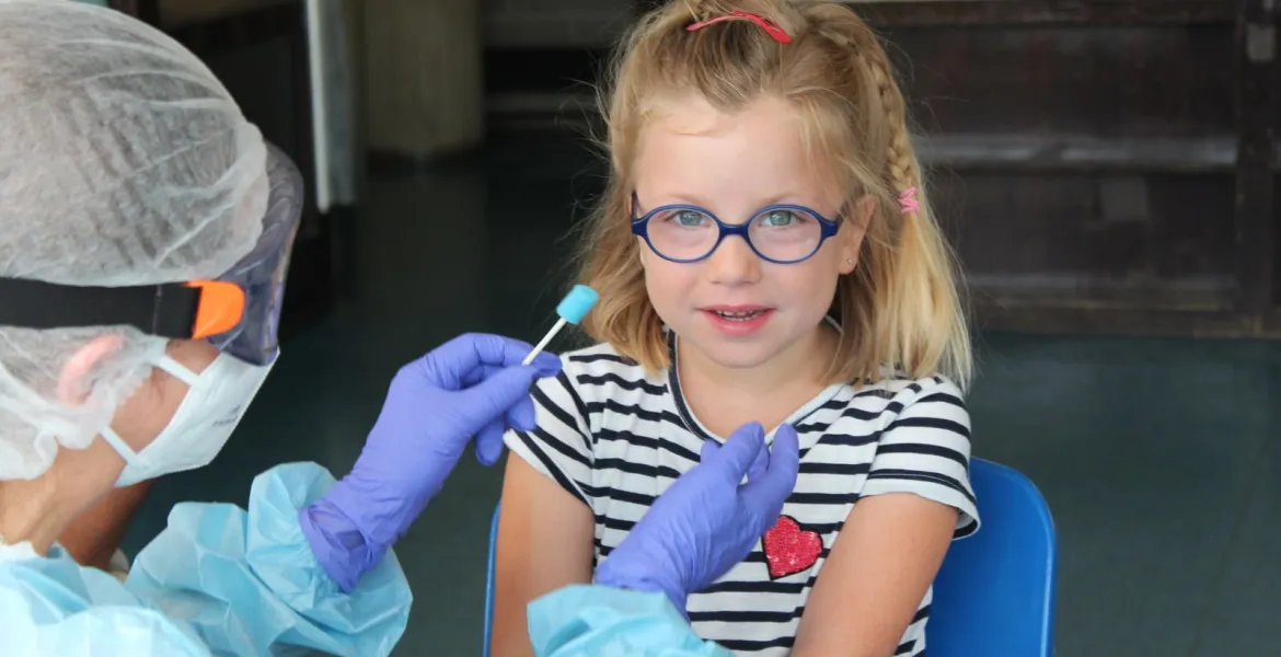 Niña durante el estudio Kids Corona del Hospital Sant Joan de Deu Una niña durante la realización de una PCR en el marco del estudio Kids Corona