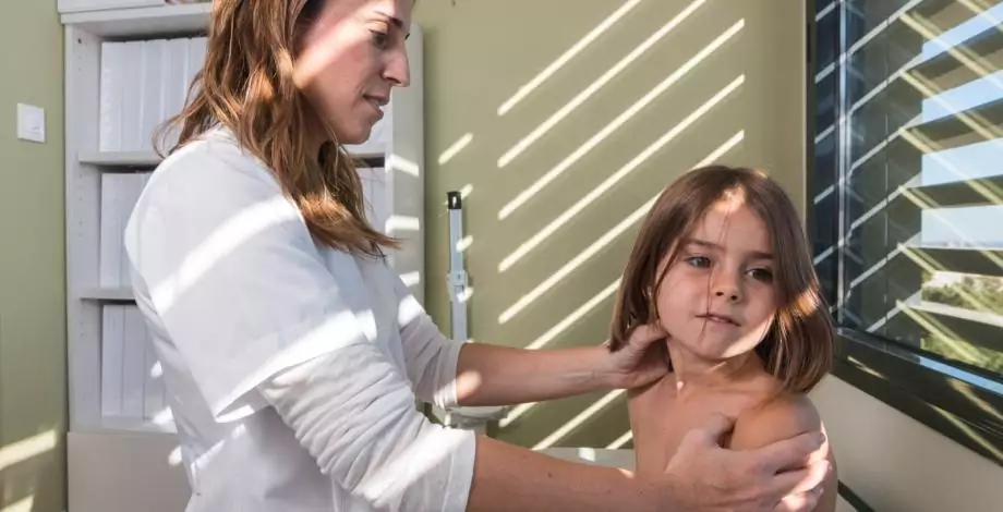 Una metge atén una pacient de reumatología pediàtrica a l'Hospital Sant Joan de Déu Barcelona
