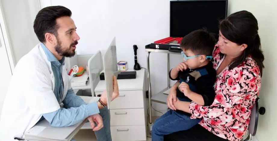 Un niño y su madre durante una exploración de oftalmología infantil en el Hospital Sant Joan de Déu Barcelona