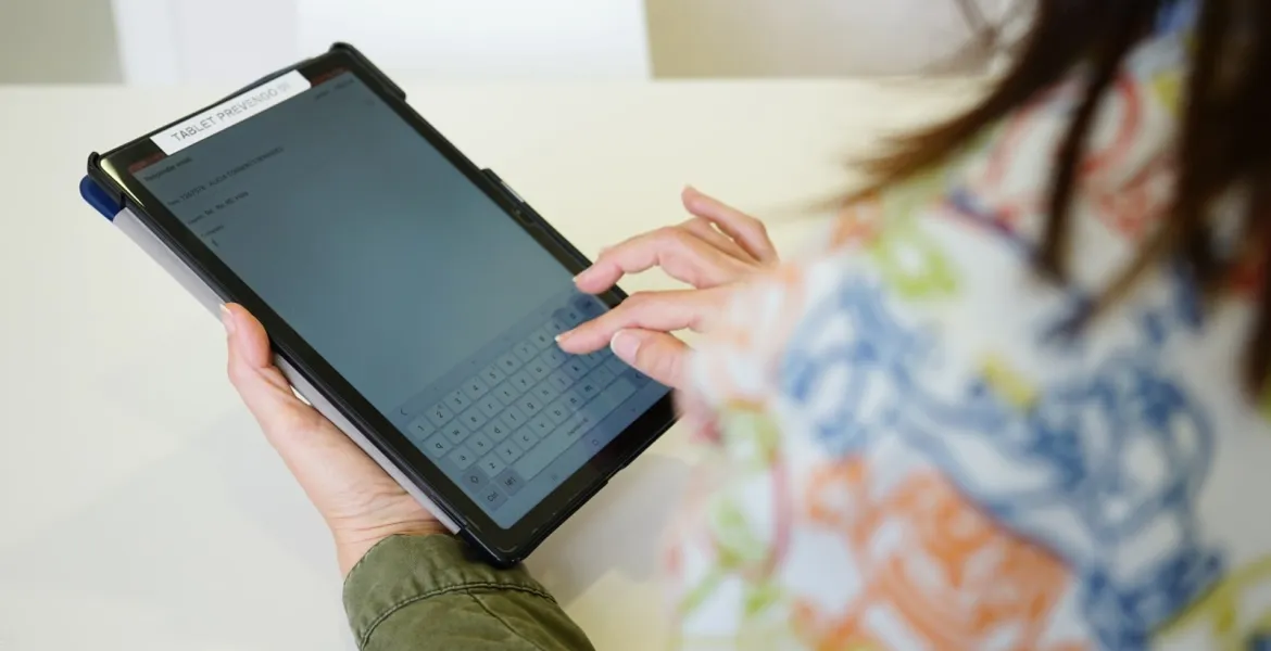 Enfermera utilizando una tablet en el Hospital Sant Joan de Déu Enfermera utilizando una tablet en una consulta del Hospital Sant Joan de Déu Barcelona