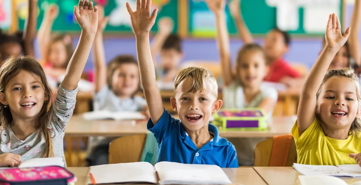 Niños y niñas en clase