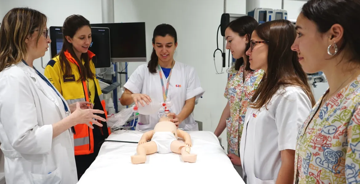 Profesionales en formación en Sant Joan de Déu Profesionales durante una formación simulada en el Hospital Sant Joan de Déu Barcelona