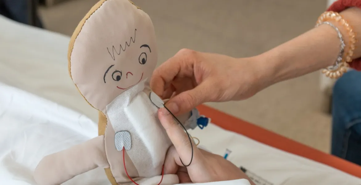 Imagen de un muñeco con el que juega un niño ingresado Imagen de detalle del muñeco con el que un niño juega durante el ingreso en el Hospital Sant Joan de Déu