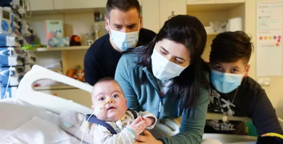Família amb una bebè ingressada en UCI de l'Hospital Sant Joan de Déu